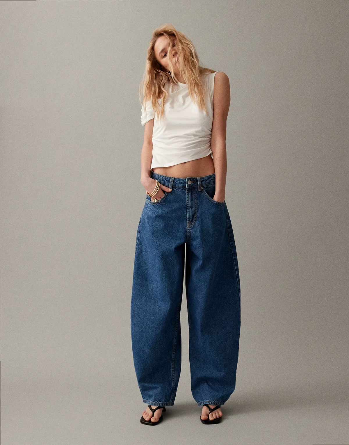 – Jeans in reinem Mittelblau mit hohem Bund und abgerundetem Beinschnitt