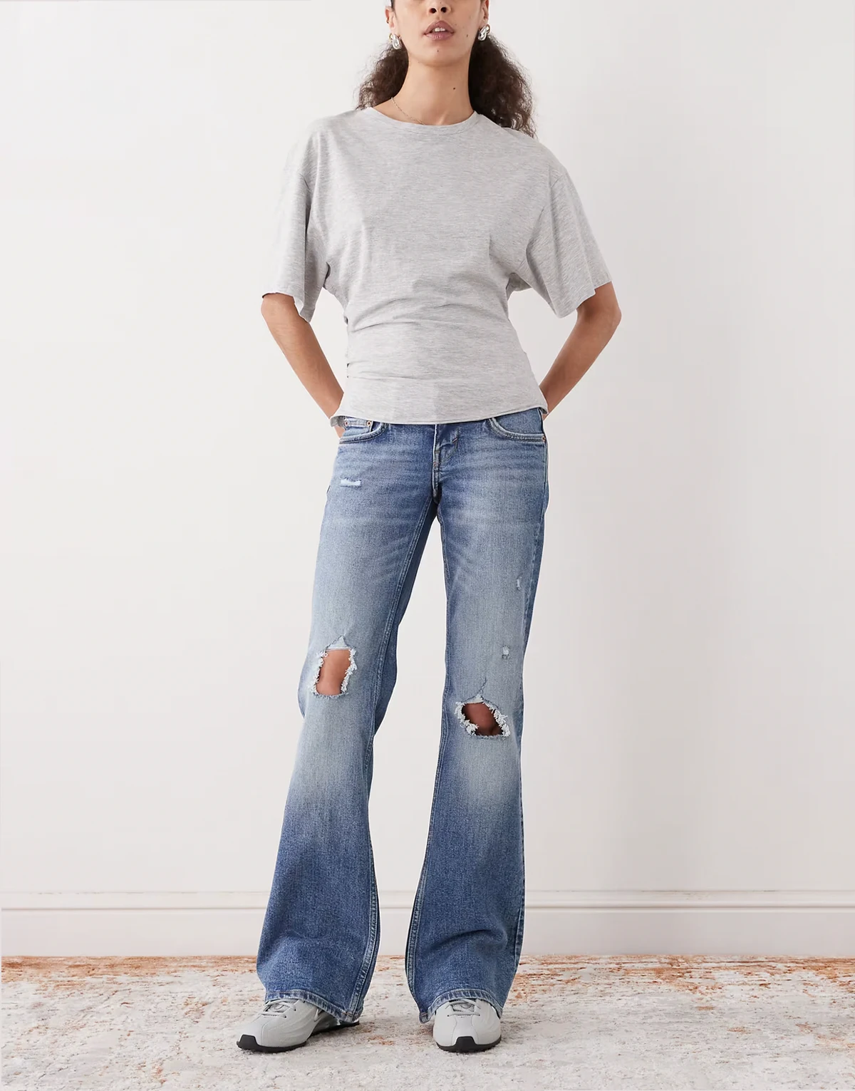 – Ausgestellte Bootcut-Jeans in Mittelblau im Used-Look
