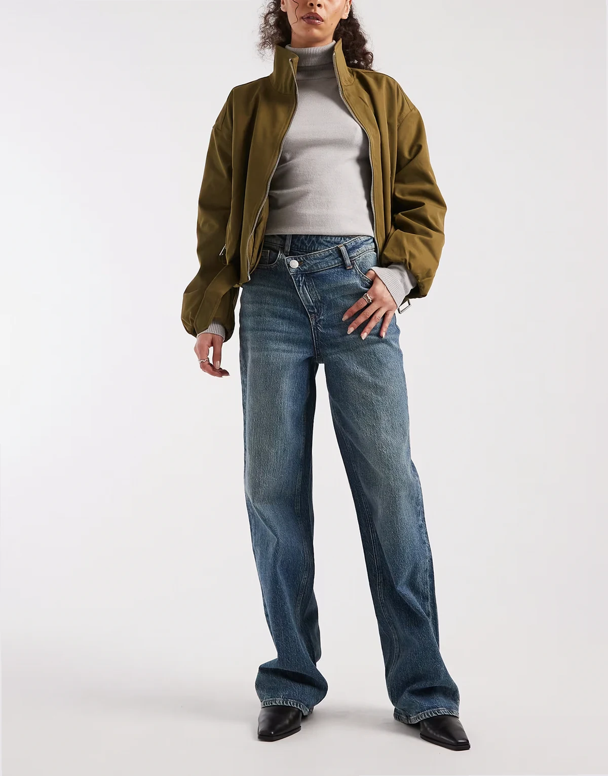 – Tessa – Jeans in verwaschenem Mittelblau mit asymmetrischer Taille und weitem Bein