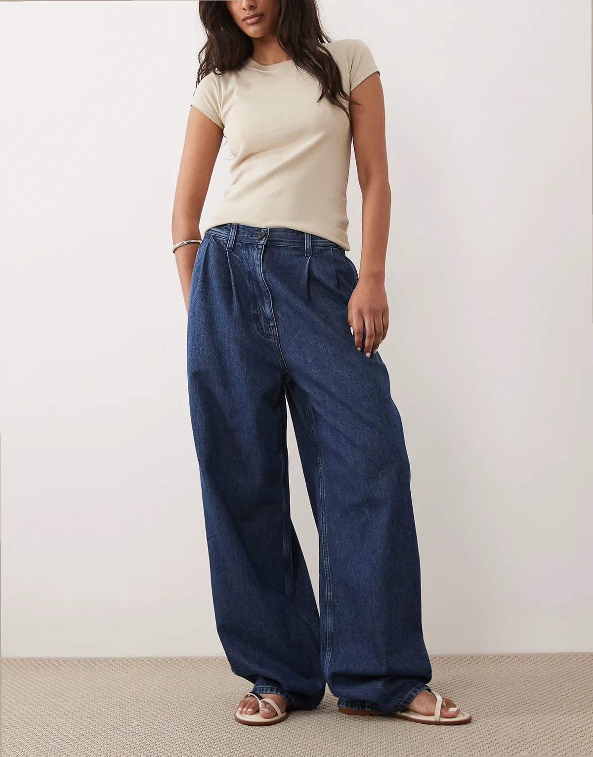 – Weit geschnittene Jeans in mittelblauer Waschung mit Bundfalten