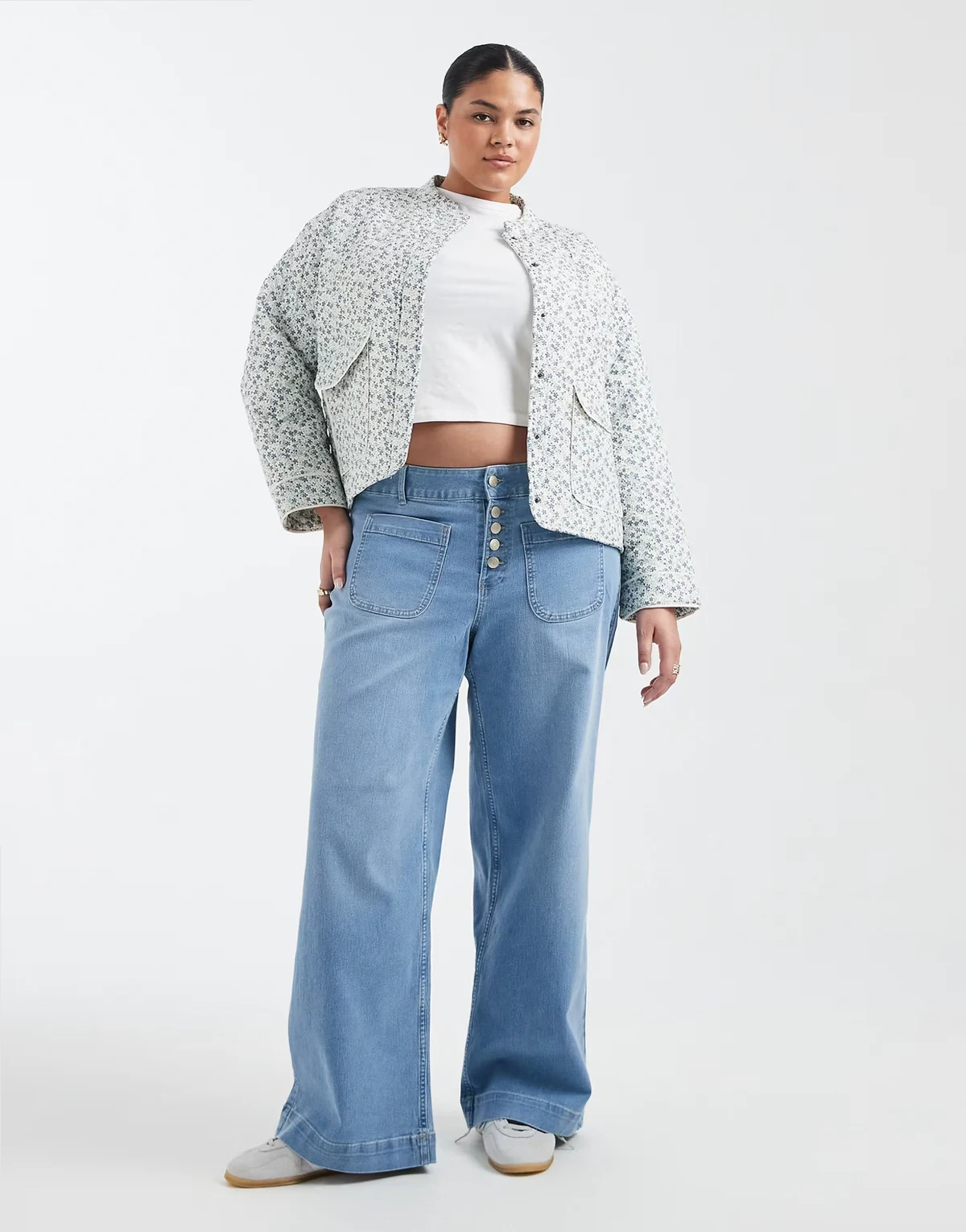 – Kayla – Weit geschnittene Jeans in hellblauer Waschung mit hohem Bund