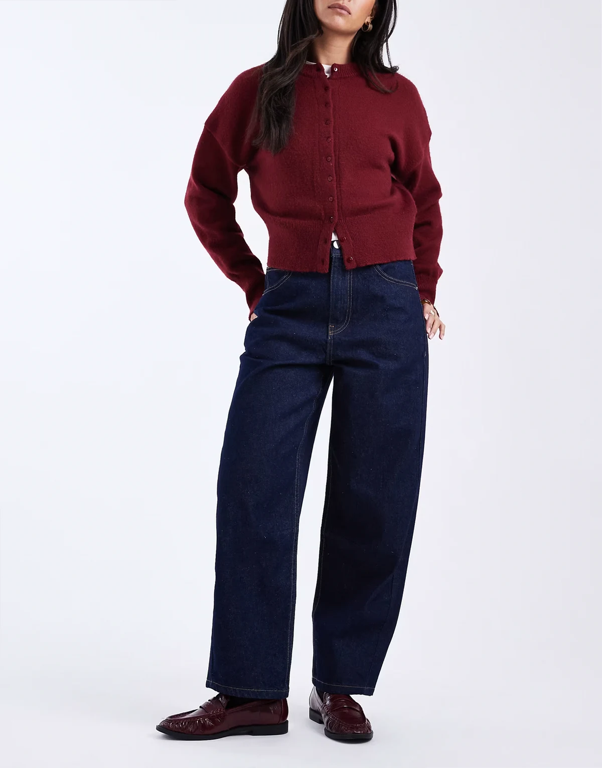 – Knöchellange Jeans in Rinse-Waschung mit abgerundetem Beinschnitt und verstellbarem Bund