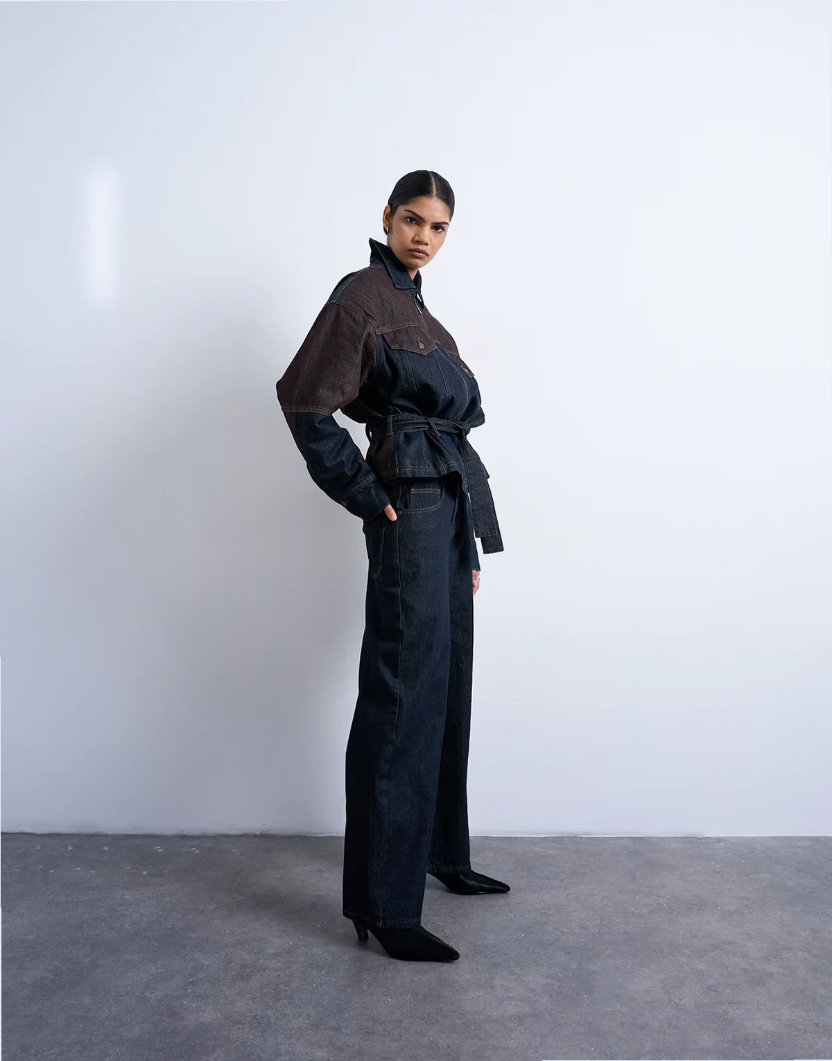– Zweifarbige Jeans in Braun und Schwarz mit lockerem Schnitt und hohem Bund
