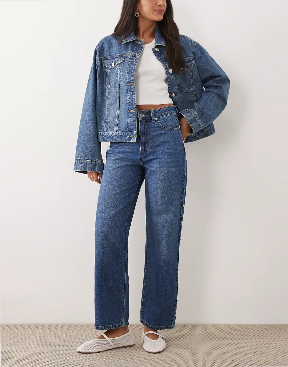 – Jeans in blauer Waschung mit Nietenbesatz