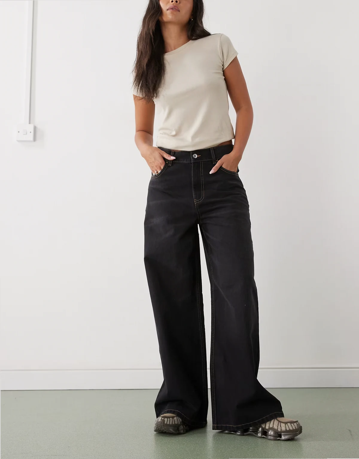– X003 – Weit geschnittene Jeans in rauchigem Schwarz mit mittelhohem Bund