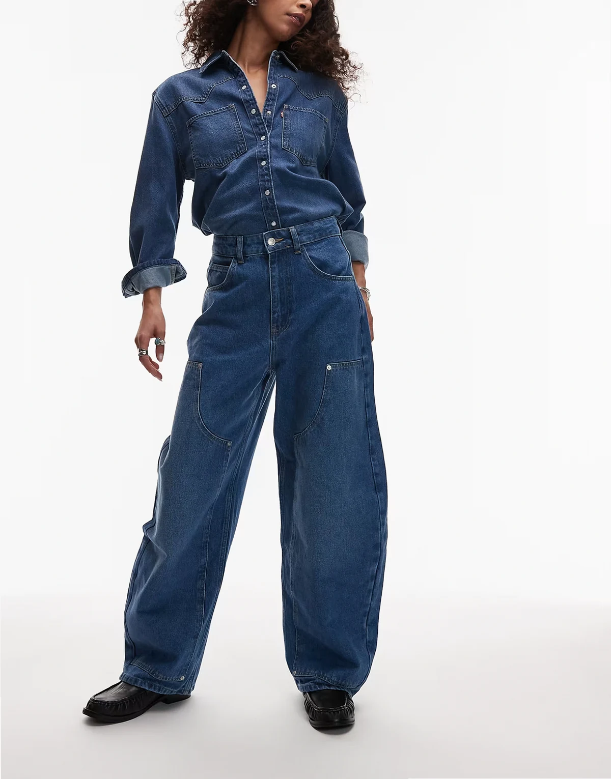 – Barrel-Jeans in mittlerer Waschung mit Carpenter-Detail