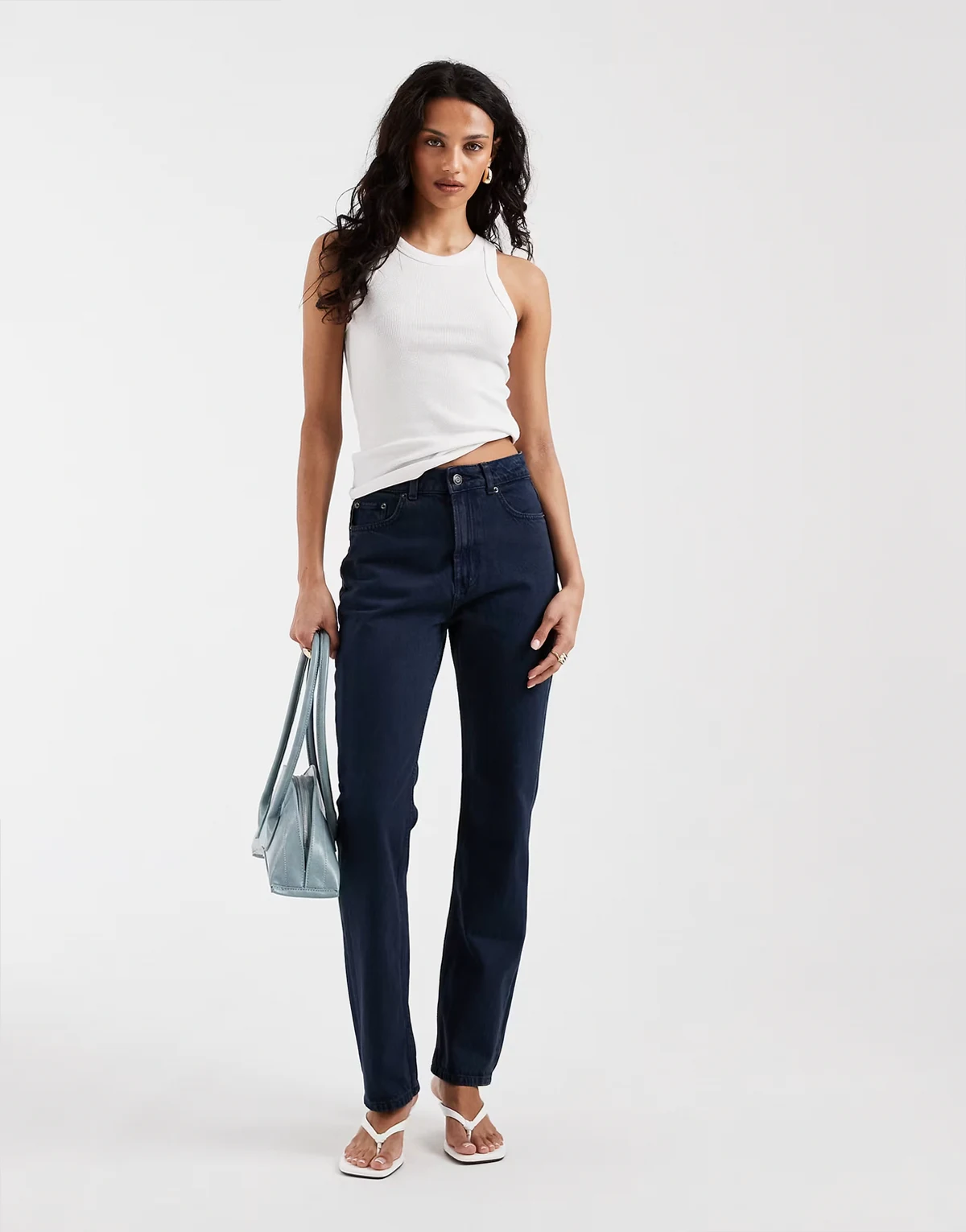 – Gerade geschnittene Jeans im Stil der 90er in verwaschenem Marineblau