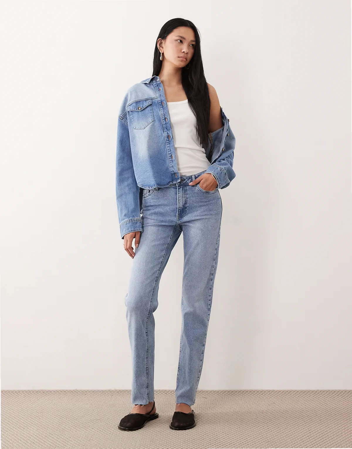– Jeans in Hellblau mit geradem Schnitt und hohem Bund