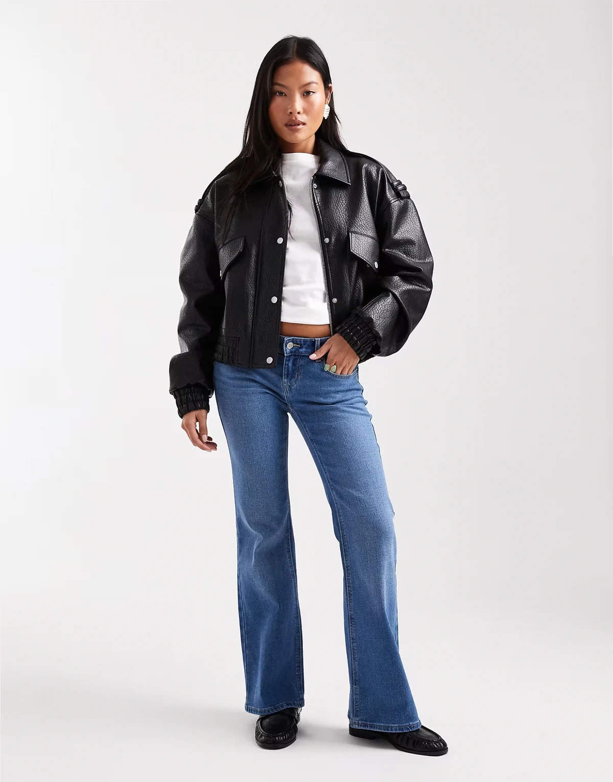 – Lola – Jasnoniebieskie dzwony jeansowe z bardzo niskim stanem