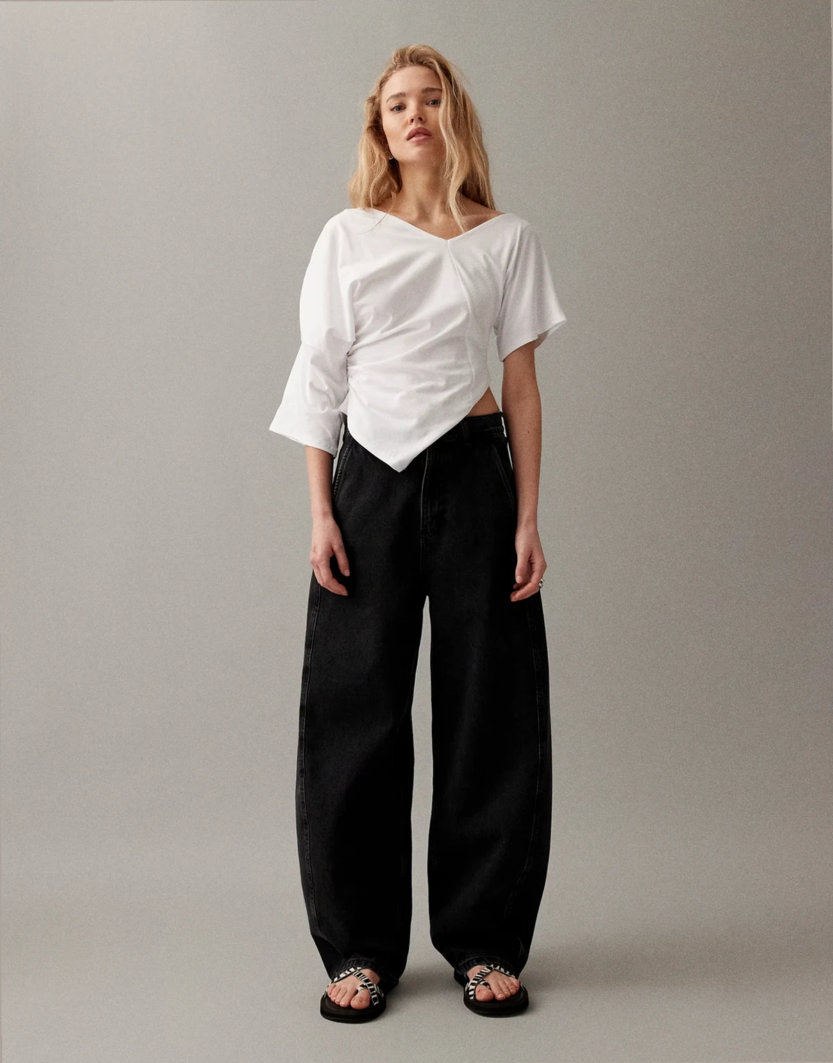 – Endive – Barrel-Jeans in stark verwaschenem Schwarz