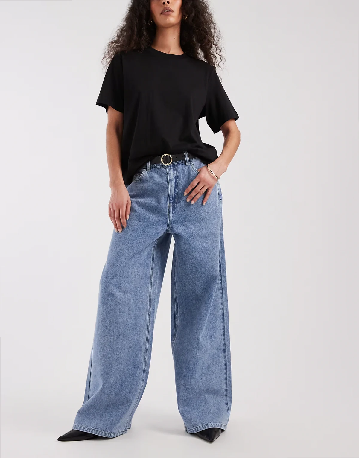 – Luca – Locker geschnittene Jeans in hellblauer Waschung mit mittelhohem Bund und weitem Bein