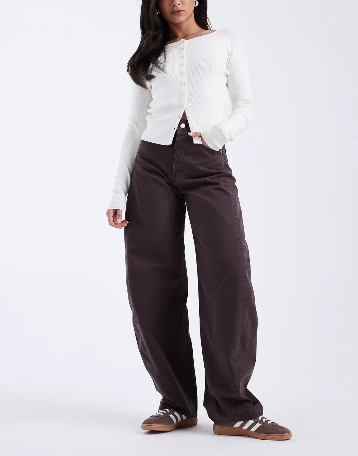 – Ella – Barrel-Jeans in Schokobraun mit mittelhohem Bund