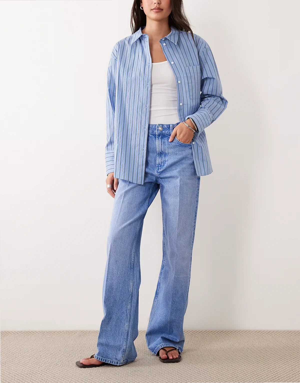 – Weite Dad-Jeans in leuchtendem Blau mit Bügelfalte