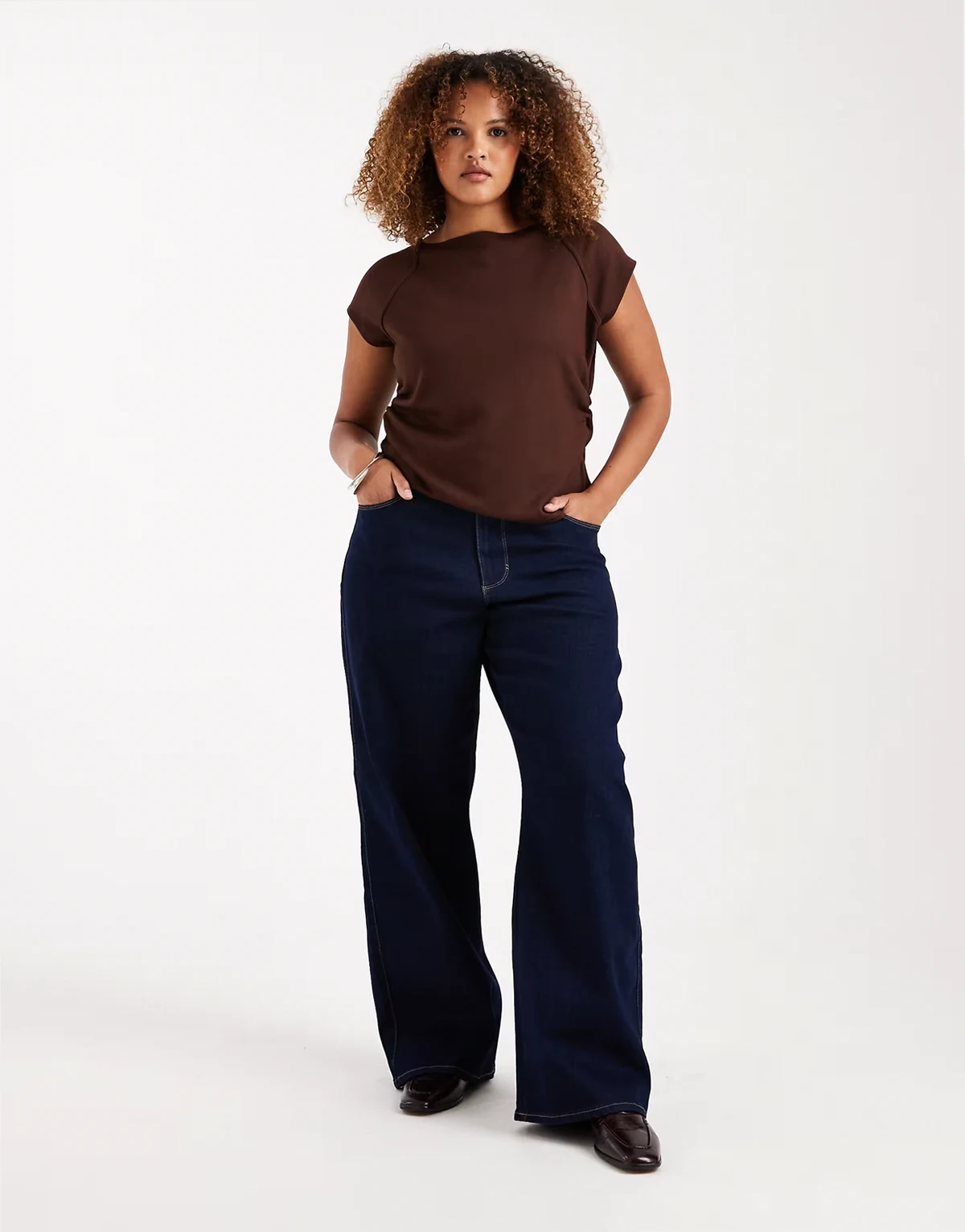 – Snow – Ciemnoniebieskie jeansy z szerokimi nogawkami i podwyższonym stanem