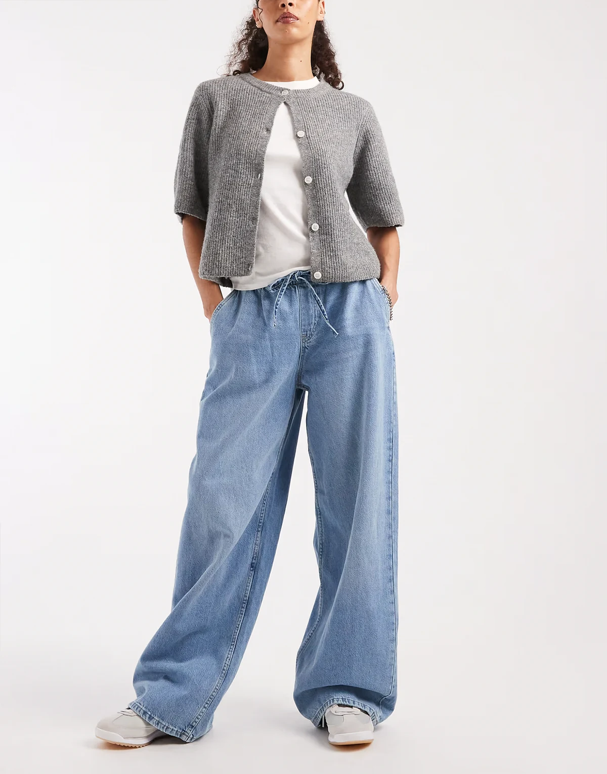 – Jeans zum Überziehen in Hellblau mit weitem Bein
