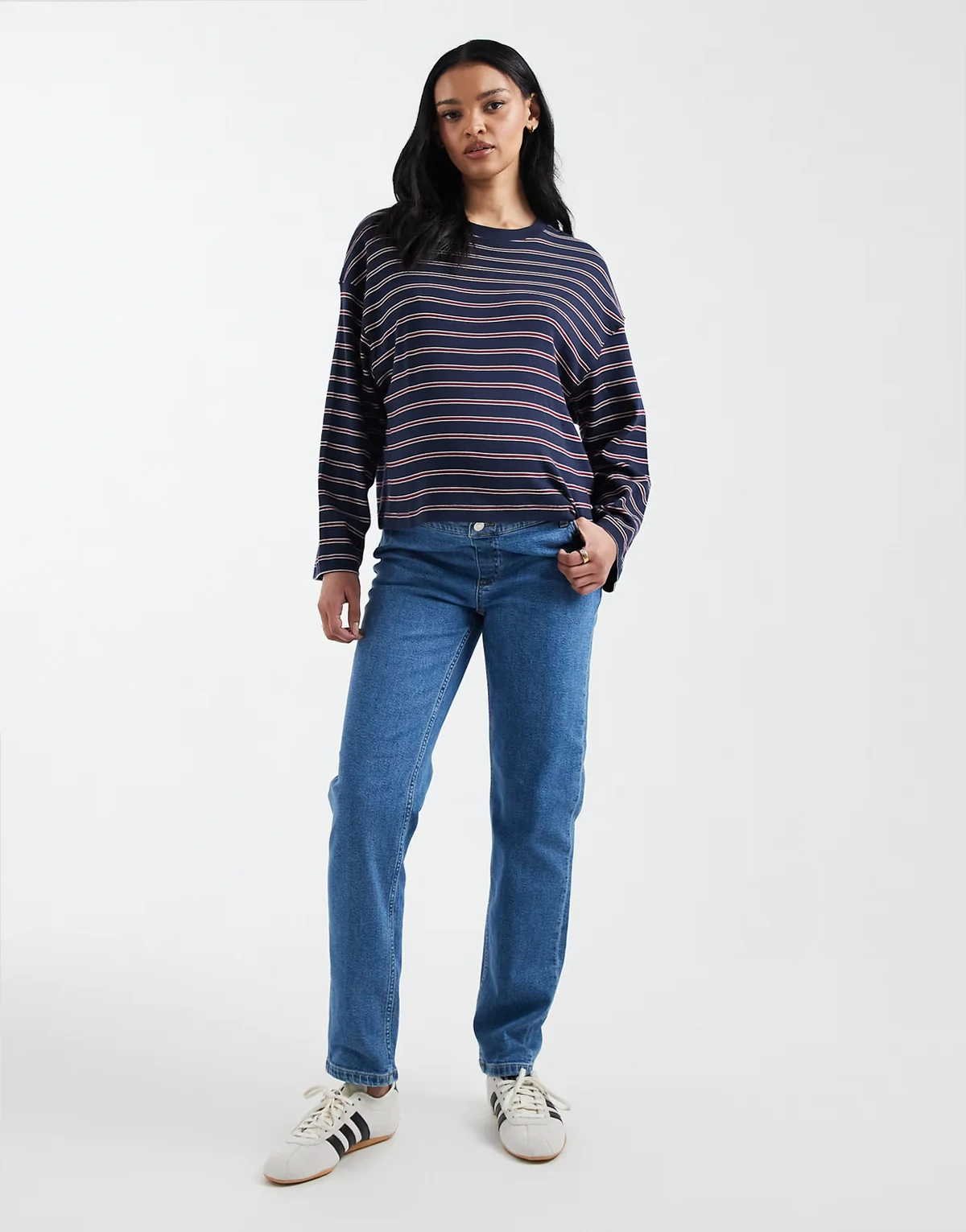 ASOS DESIGN Maternity – Bequeme Jeans in reinem Mittelblau mit schmaler Passform, Umstandsmode