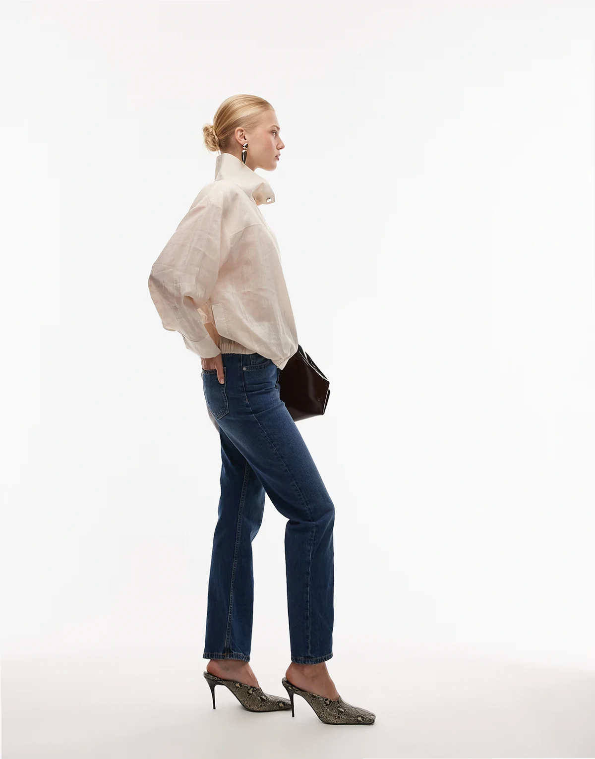 – Schmal geschnittene Straight Jeans in dunklem Mittelblau mit hohem Bund