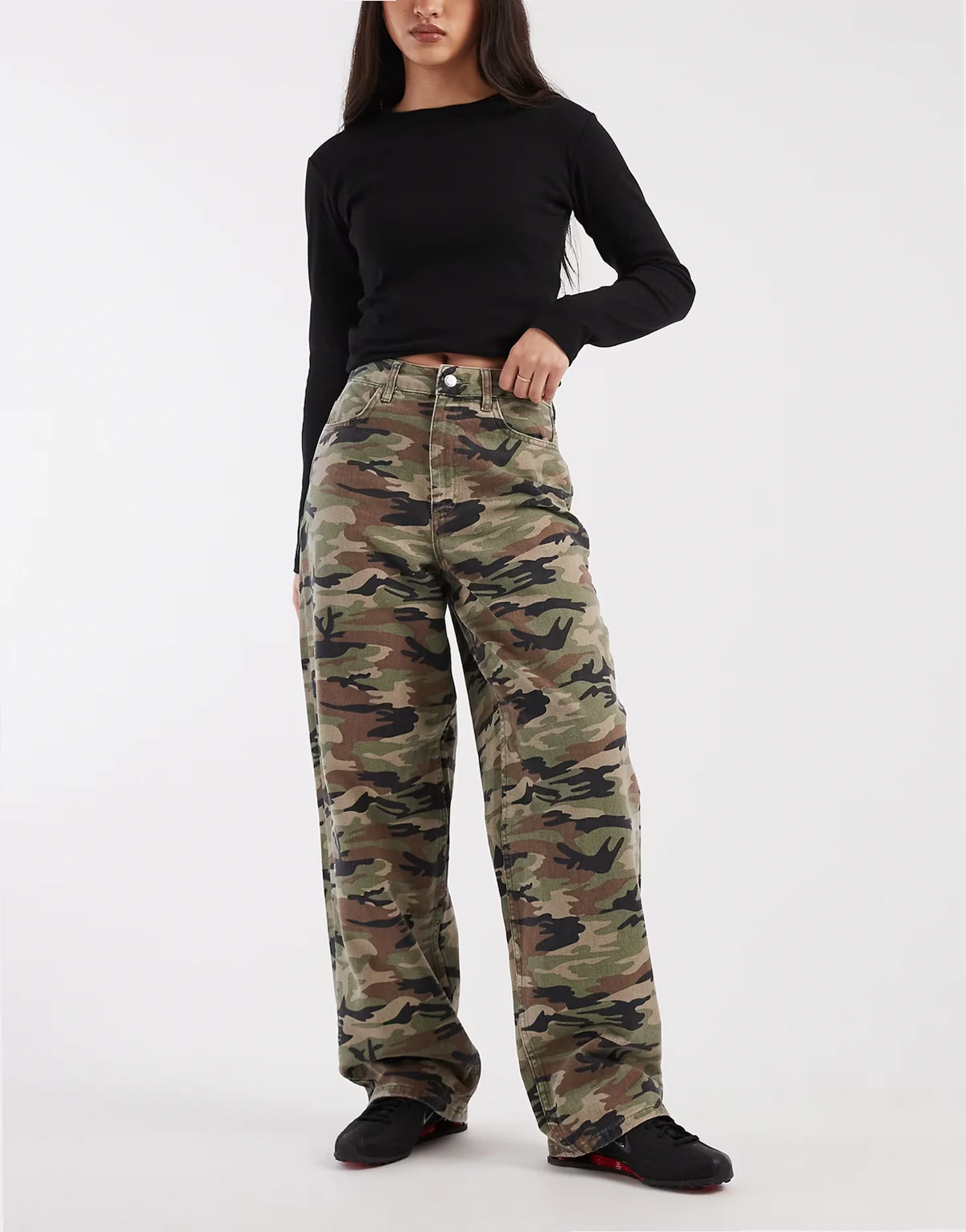 – Weite Jeans mit Military-Muster