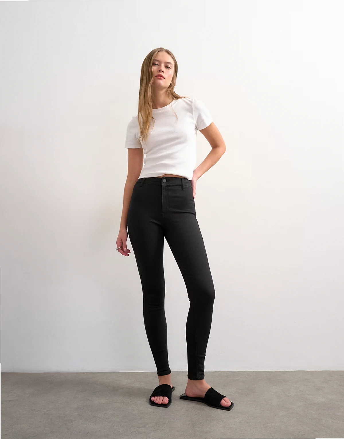– Joni – Skinny Jeans in Schwarz mit hohem Bund