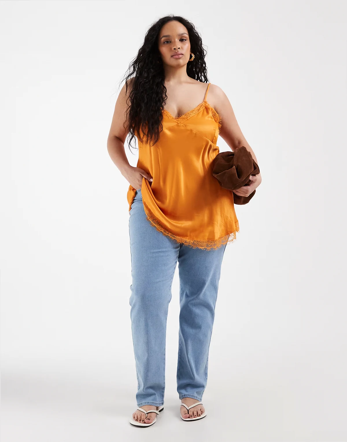 – Snow – Jasnoniebieskie jeansy z prostymi nogawkami i podwyższonym stanem