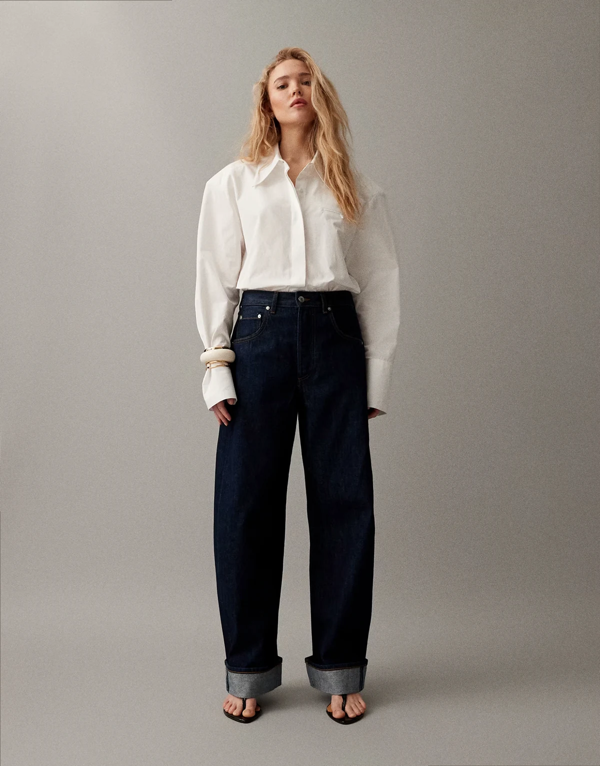 – Jeans in dunkelblauer Waschung mit Ballonschnitt und Umschlagsaum