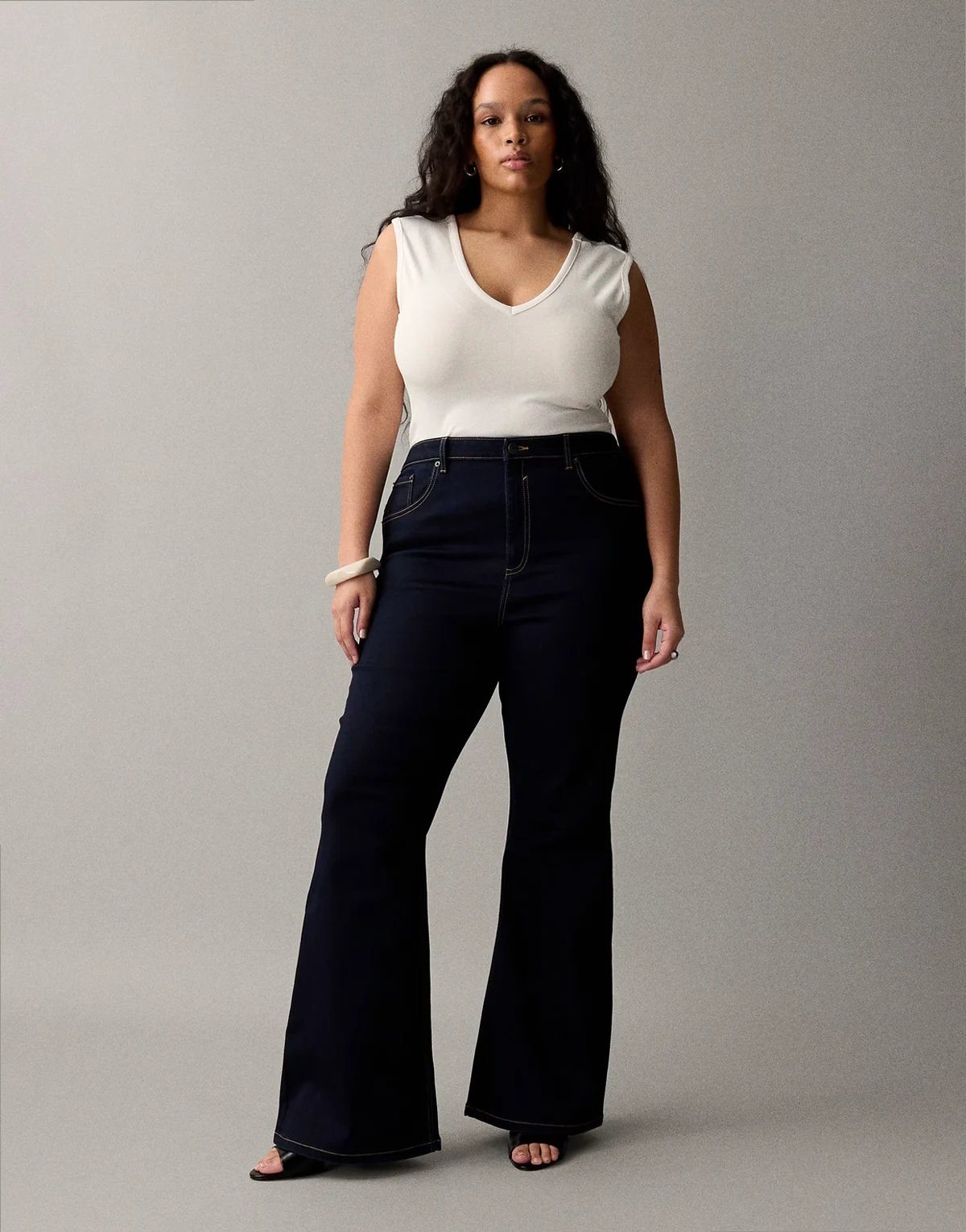 ASOS DESIGN Curve – Ciemnoniebieskie bardzo elastyczne jeansy dzwony o kroju podkreślającym sylwetkę