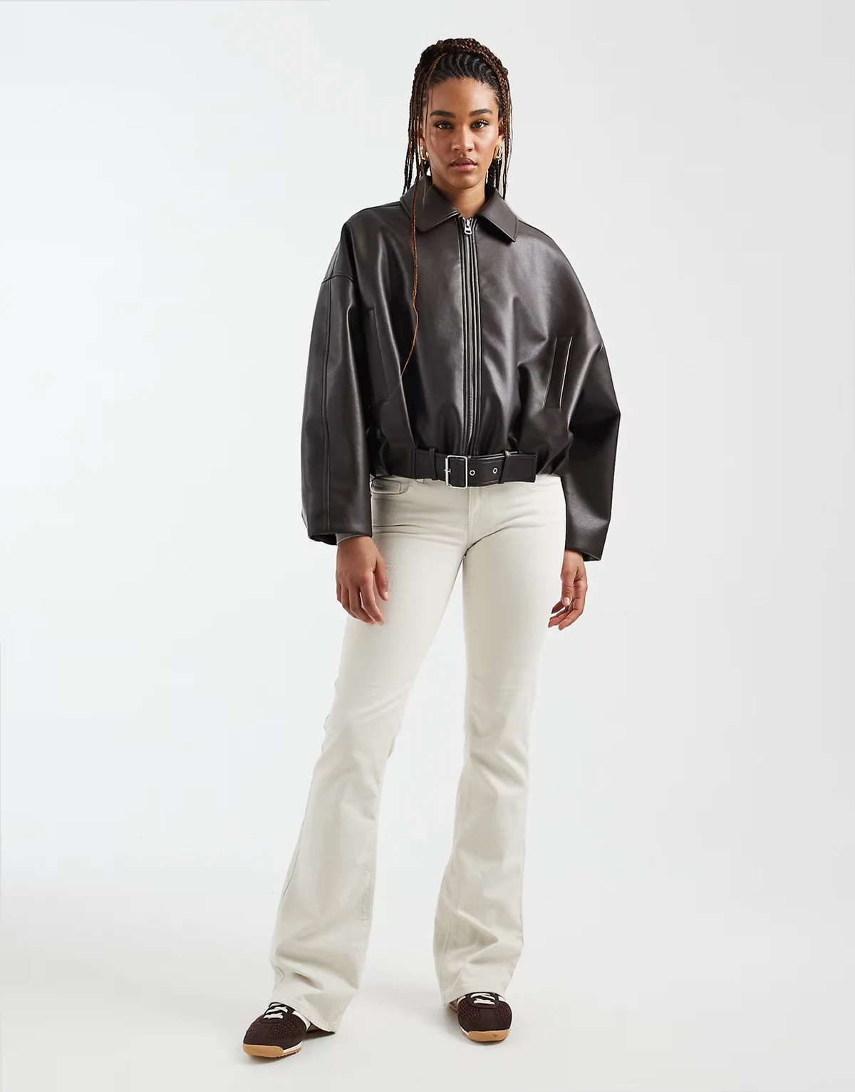 – Lola – Jeansy dzwony z bardzo niskim stanem w kolorze ecru