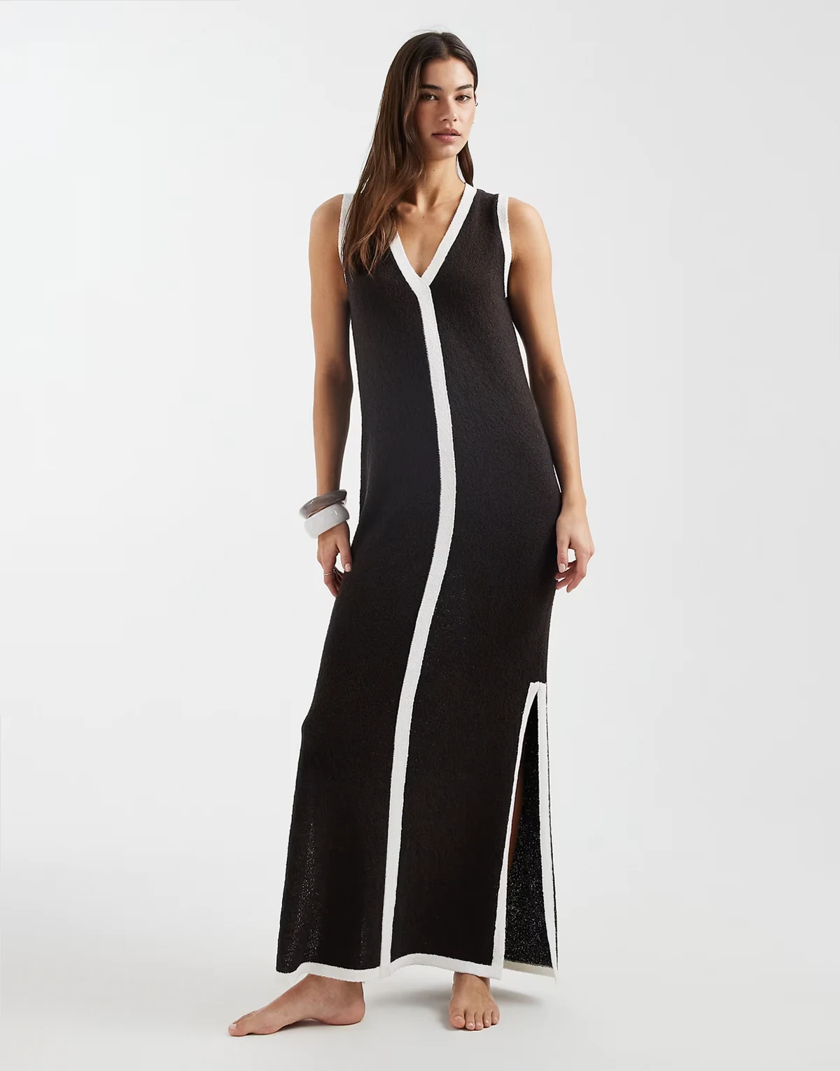 4& Reckless – Czekoladowobrązowa dzianinowa sukienka plażowa maxi z dekoltem w szpic