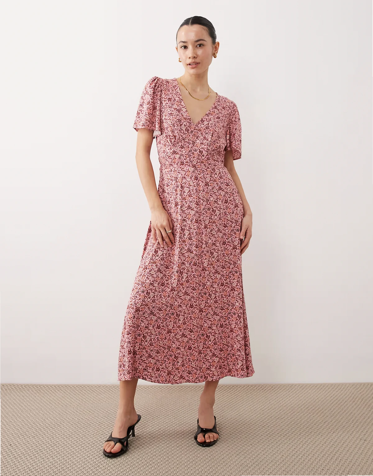 – Atlas – Różowa sukienka midi w drobny kwiatowy wzór