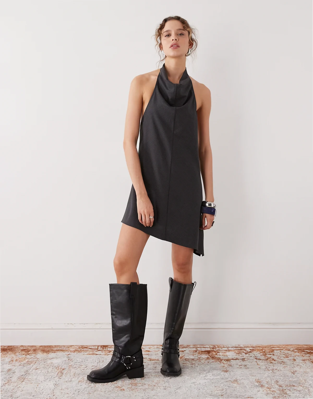 – Drapiertes Neckholder-Minikleid in Schwarz mit Nadelstreifen und tiefem Rückenausschnitt