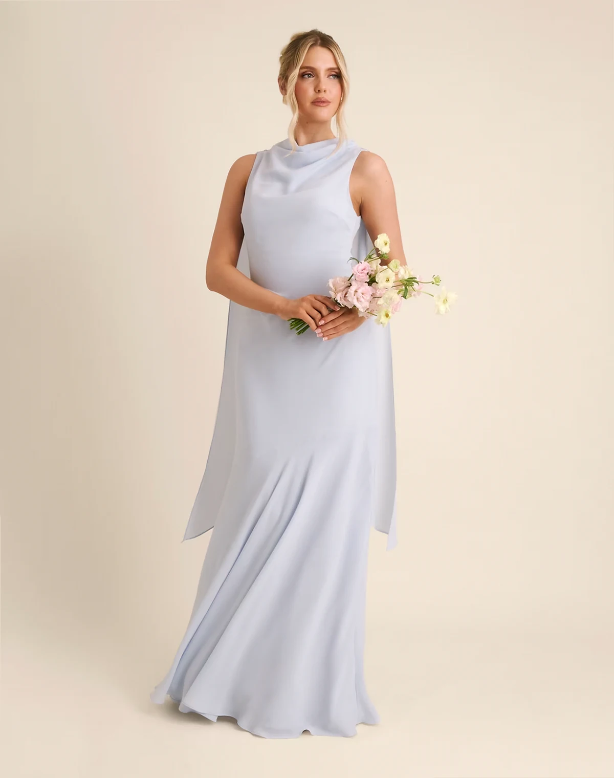 Bridesmaid – Jasnoniebieska sukienka maxi z zabudowanym drapowanym dekoltem z krepy