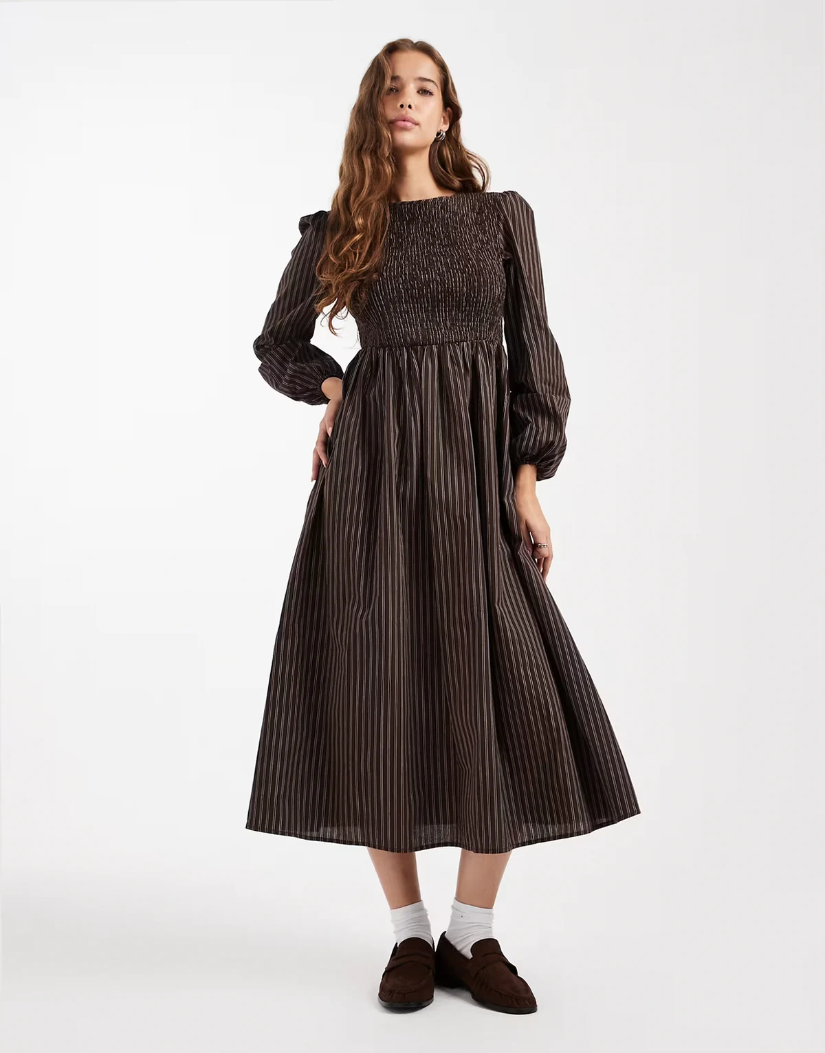 – Sukienka midaxi z obszernymi rękawami w brązowe paski