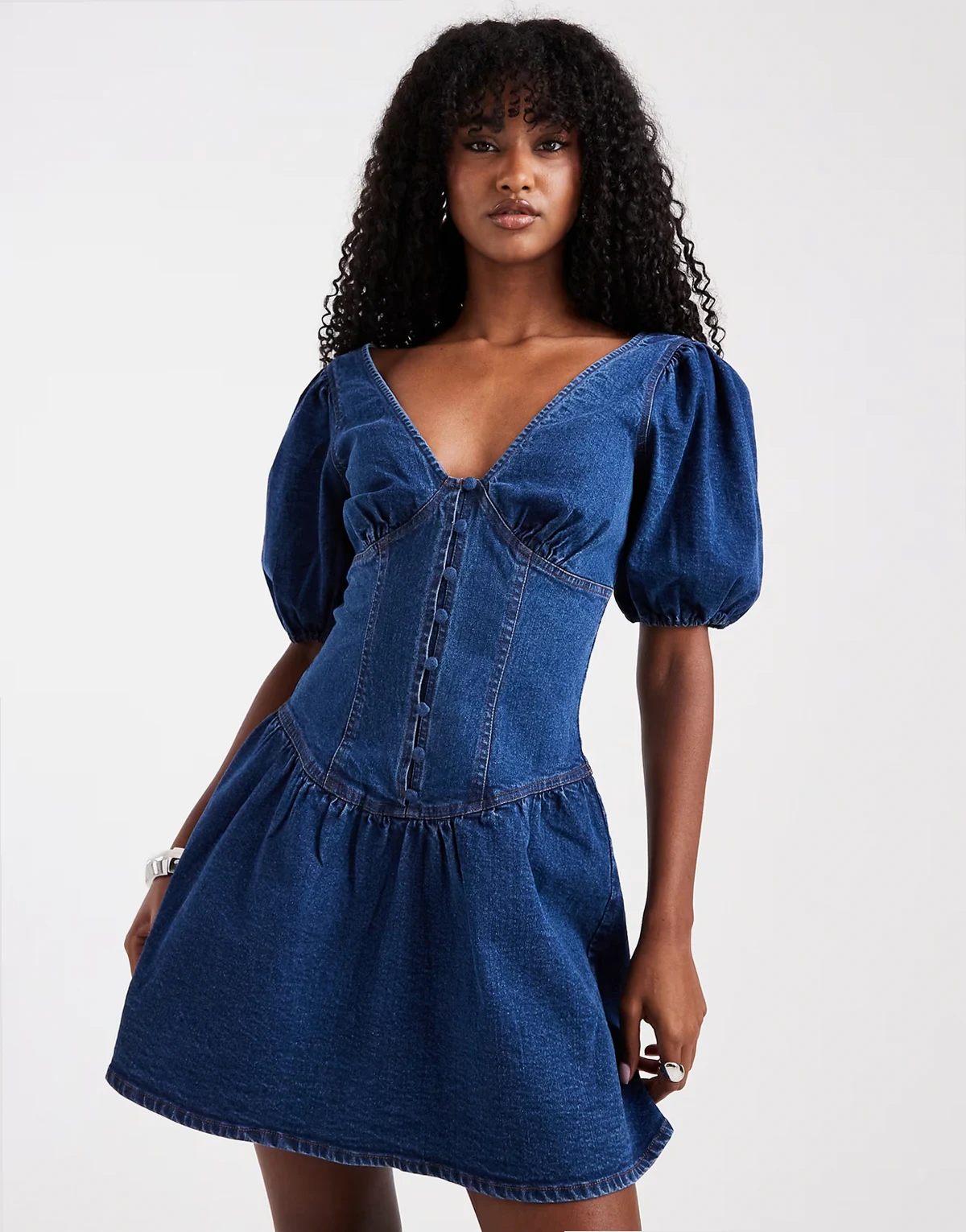 – Mini-Jeanskleid in Indigoblau mit Puffärmeln