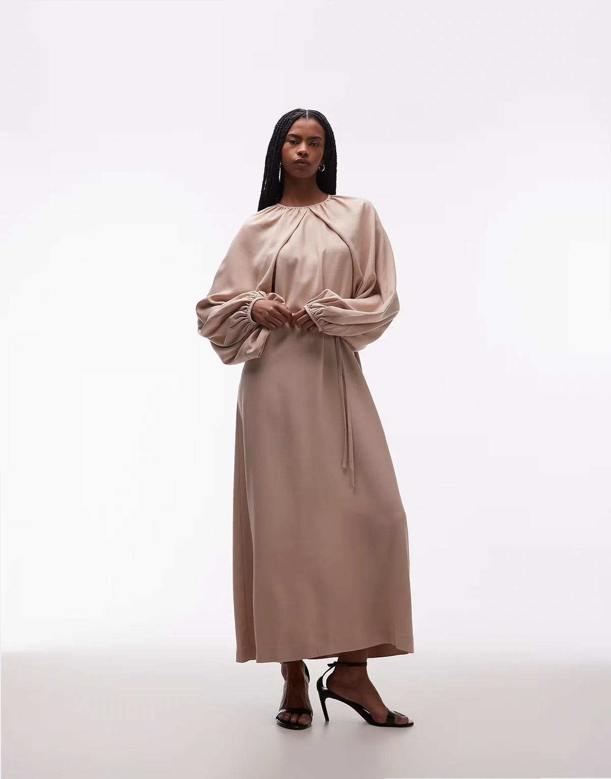 – Satin-Maxikleid in Sand mit Cape-Detail und voluminösen Ärmeln