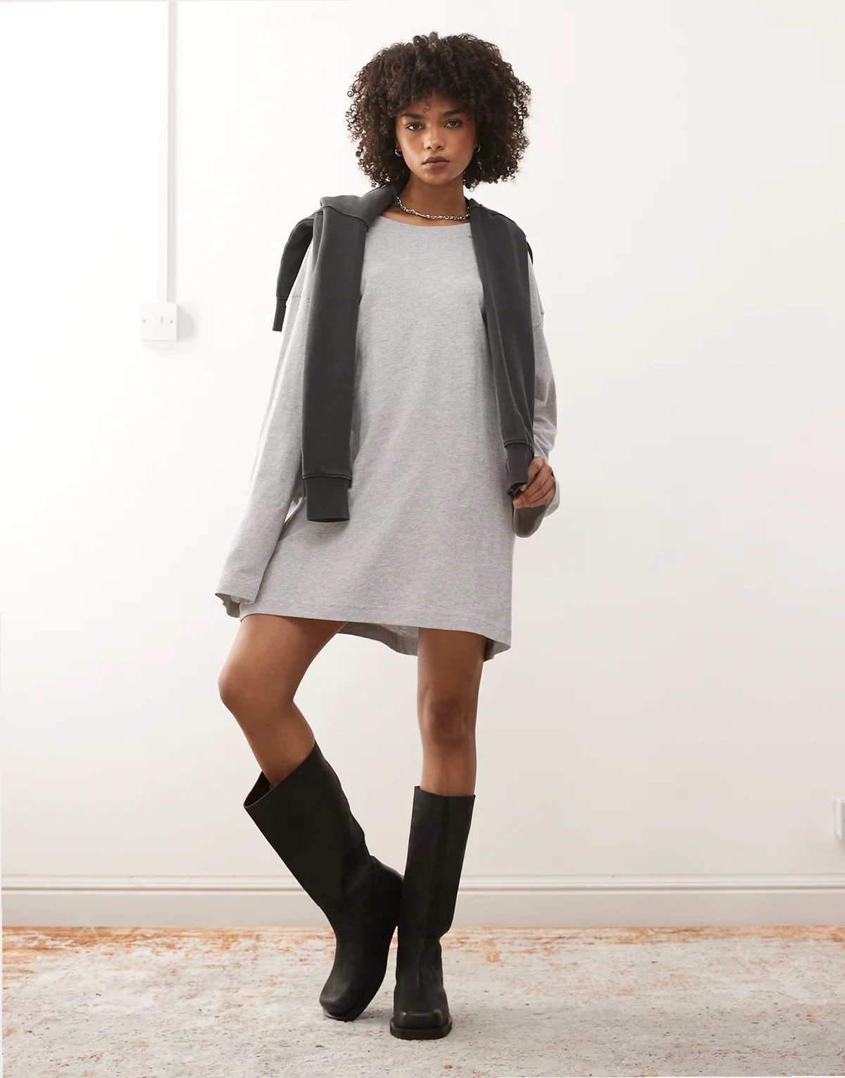 – Langärmliges Oversize-T-Shirt-Kleid in Grau meliert