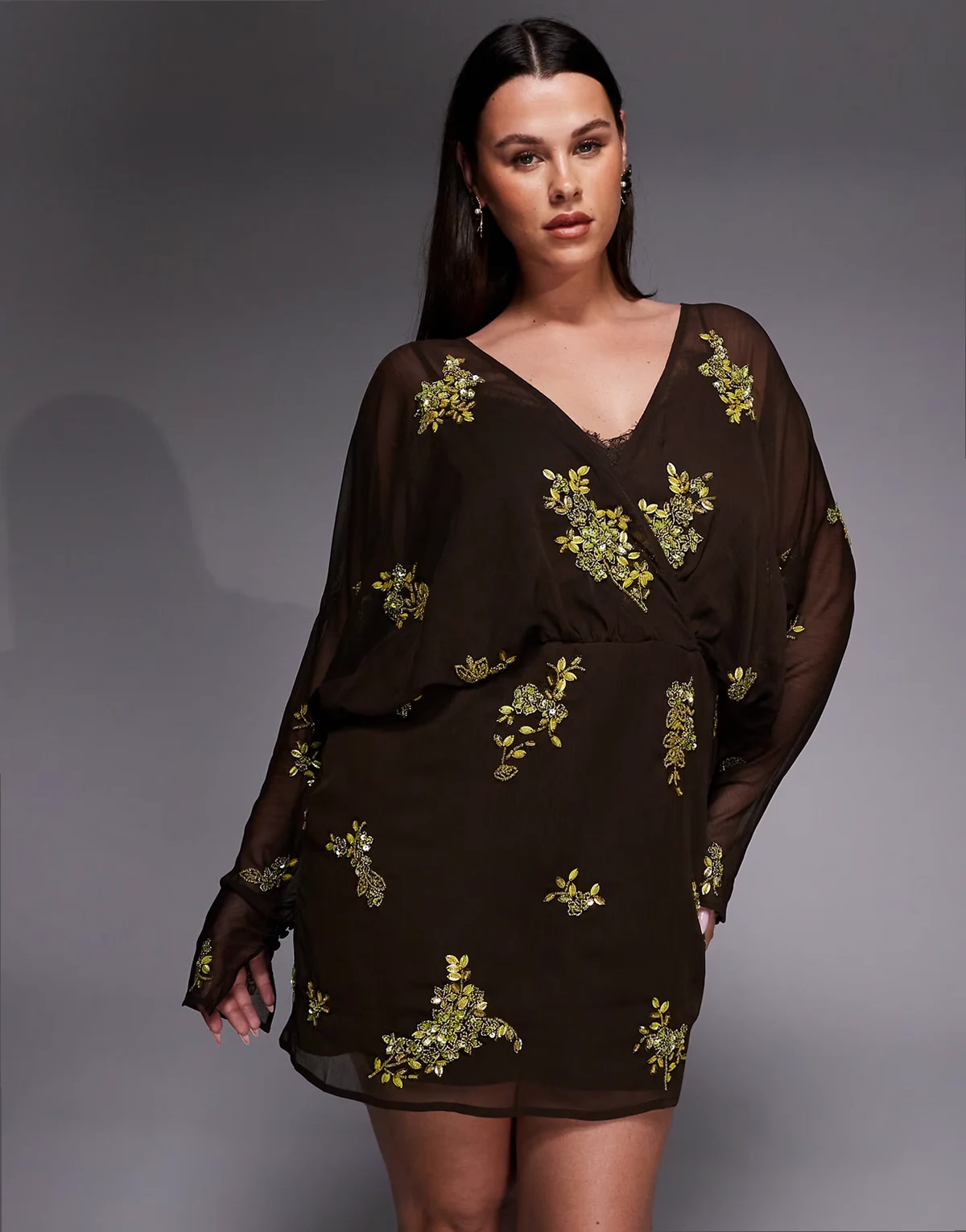 ASOS DESIGN Curve – Czekoladowo-limonkowa luźna sukienka mini z nietoperzowymi rękawami i zdobieniem