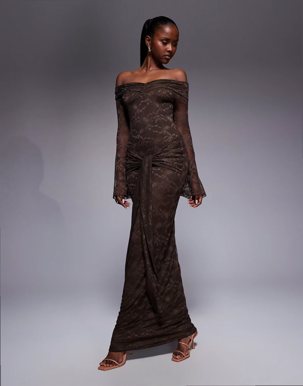 Exclusive – Czekoladowobrązowa dwuwarstwowa przylegająca sukienka koronkowa maxi z wiązaniem w talii z drapowaniem, dekoltem bardot i rozkloszowanymi rękawami