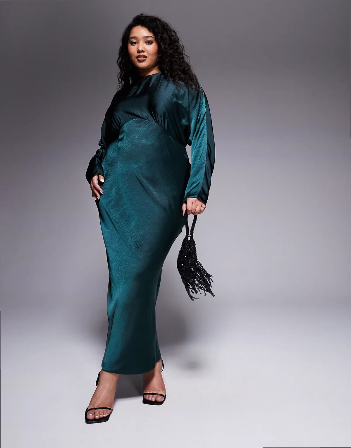 ASOS DESIGN Curve – Satynowa sukienka maxi z nietoperzowymi rękawami w kolorze leśnej zieleni