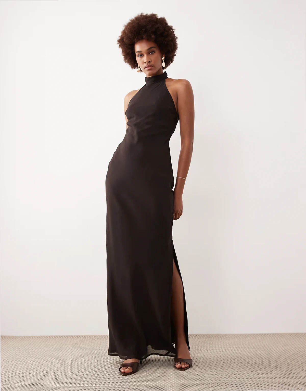 ASOS DESIGN Tall – Hochgeschlossenes Midikleid aus Chiffon in Schokobraun