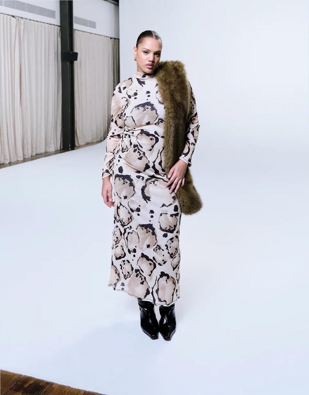 ASOS DESIGN Curve – Siateczkowa sukienka midi z golfem i długimi rękawami w zwierzęcy wzór