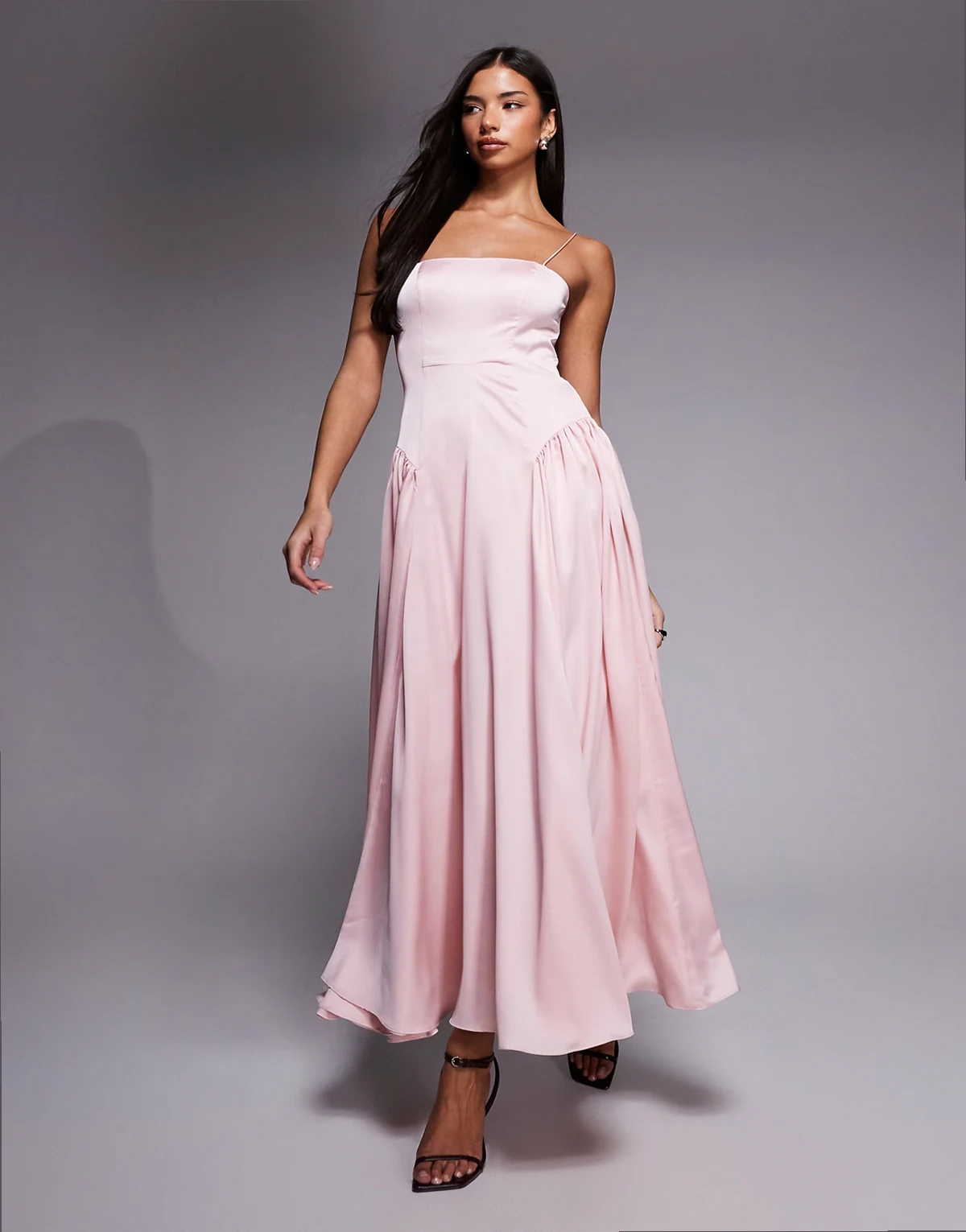 Bridesmaids – Różowa sukienka maxi na ramiączkach z ozdobnym wiązaniem i obniżoną talią