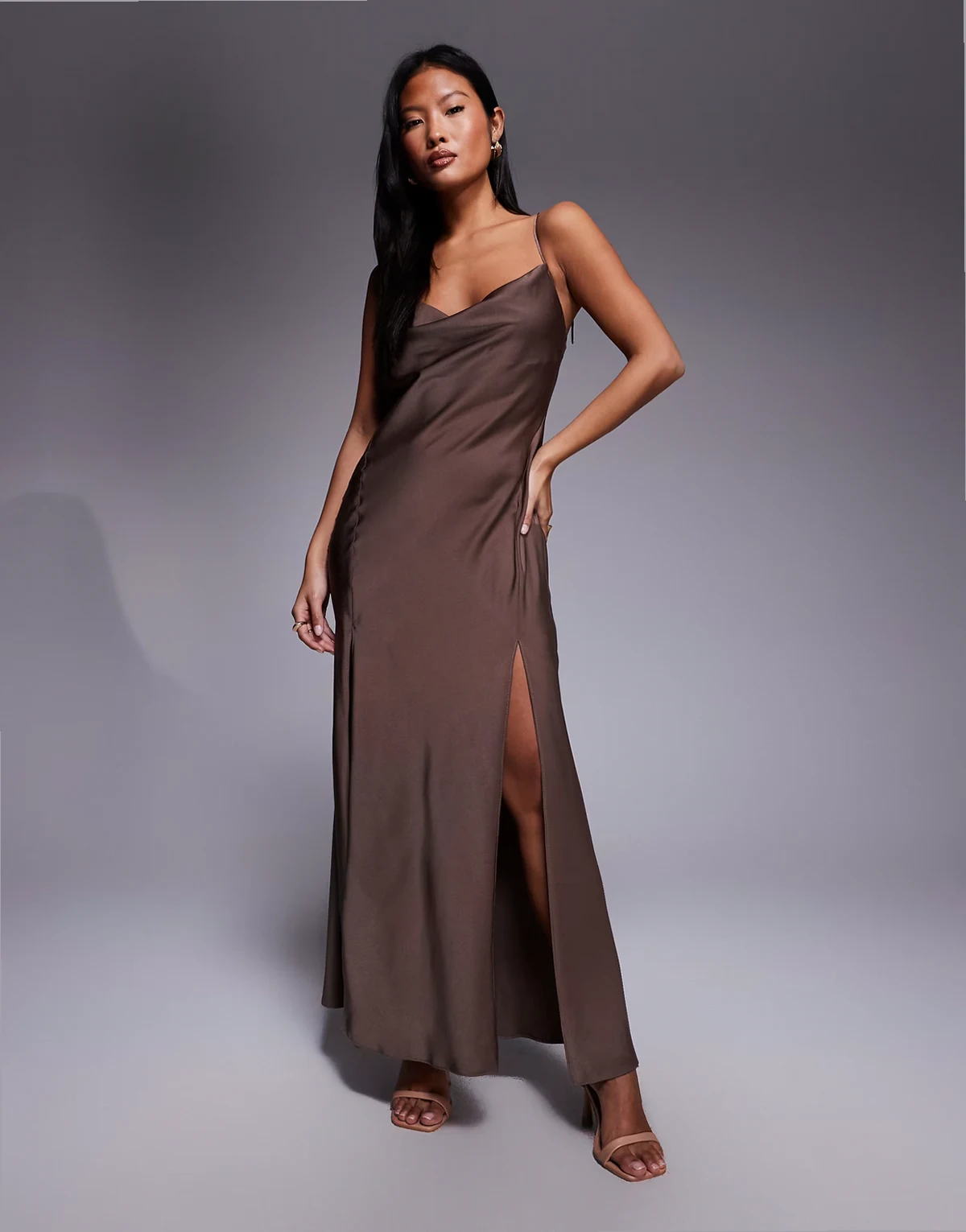 ASOS DESIGN Petite – Brązowa sukienka maxi z wiązanymi ramiączkami i rozcięciem