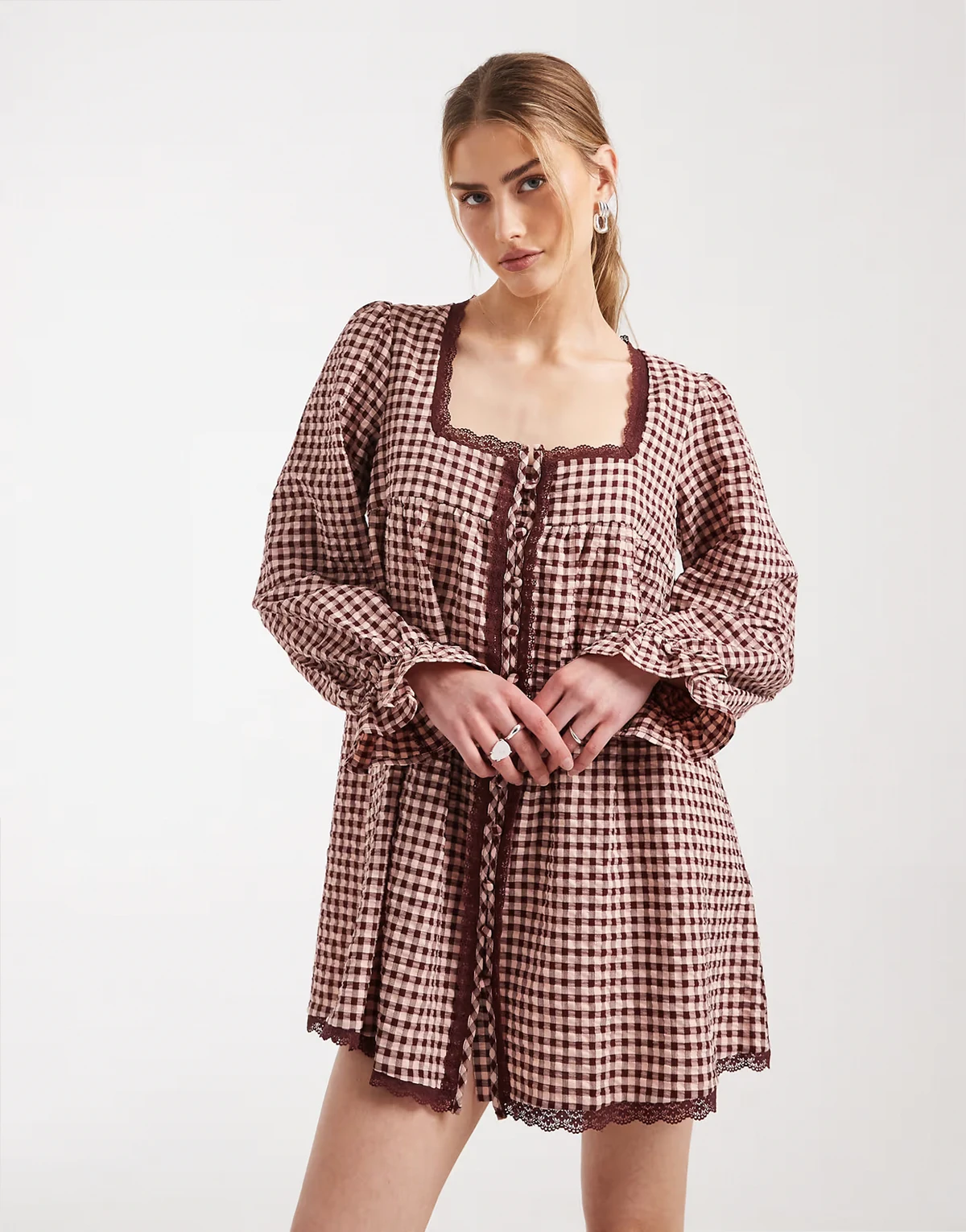 – Różowa szczotkowana sukienka mini w stylu babydoll we wzór w kratkę z koronkowym wykończeniem