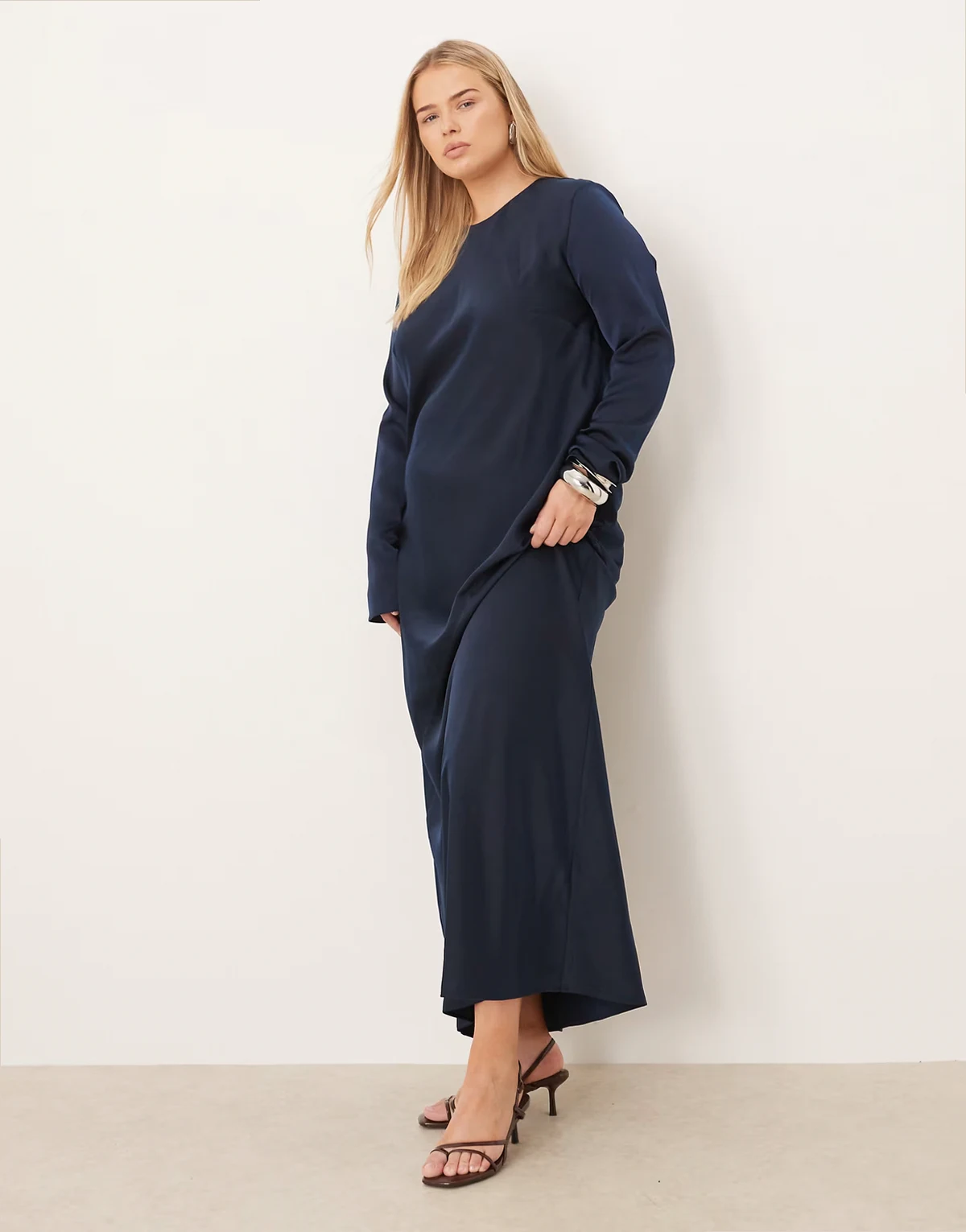 ASOS DESIGN Curve – Granatowa sukienka maxi z matowej satyny z przeszyciami