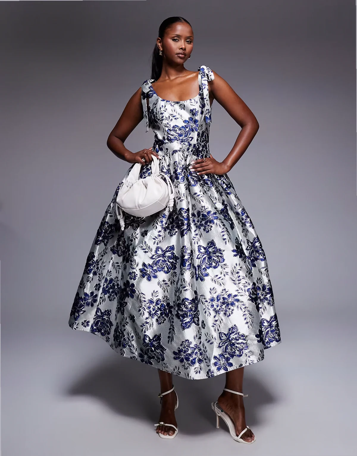 – Sukienka midi z pełną spódnicą w niebieski żakardowy kwiatowy wzór