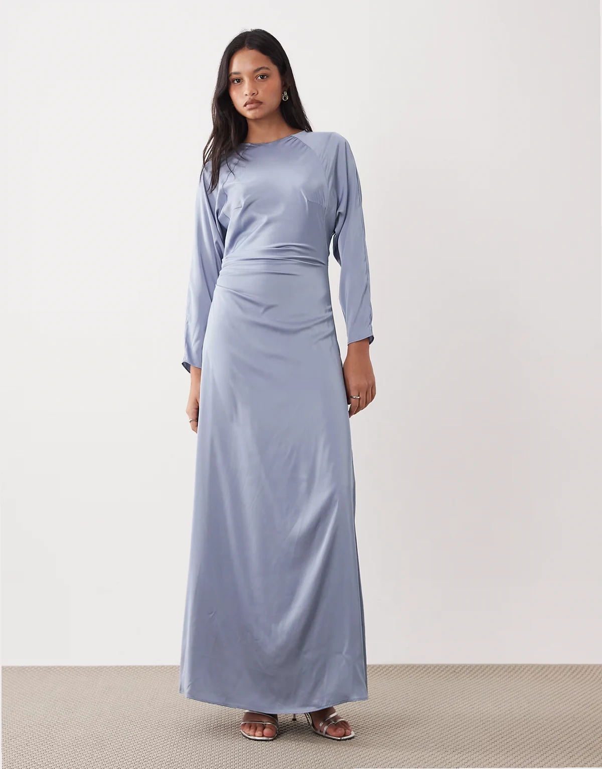 Plus Bridesmaids – Satynowa sukienka maxi z długimi rękawami w zgaszonym niebieskim kolorze