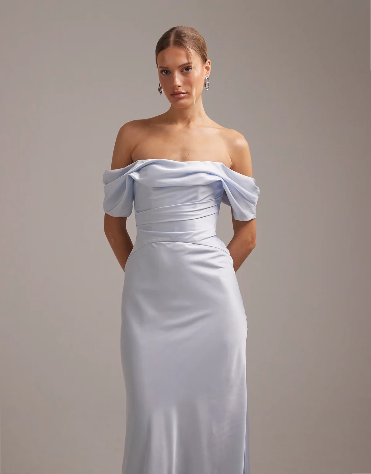 Bridesmaids – Niebieska satynowa sukienka maxi z dekoltem bardot