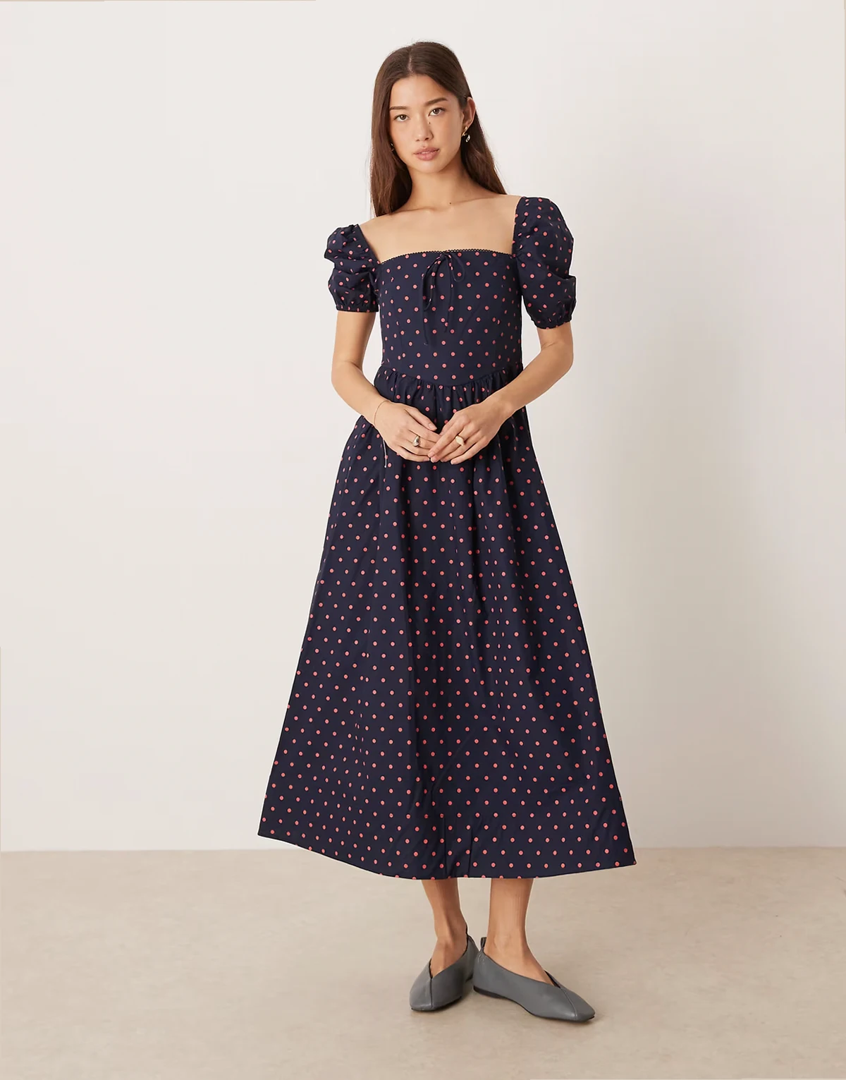 – Midaxikleid in Marineblau mit eckigem Ausschnitt, Puffärmeln und rosa Polka Dots