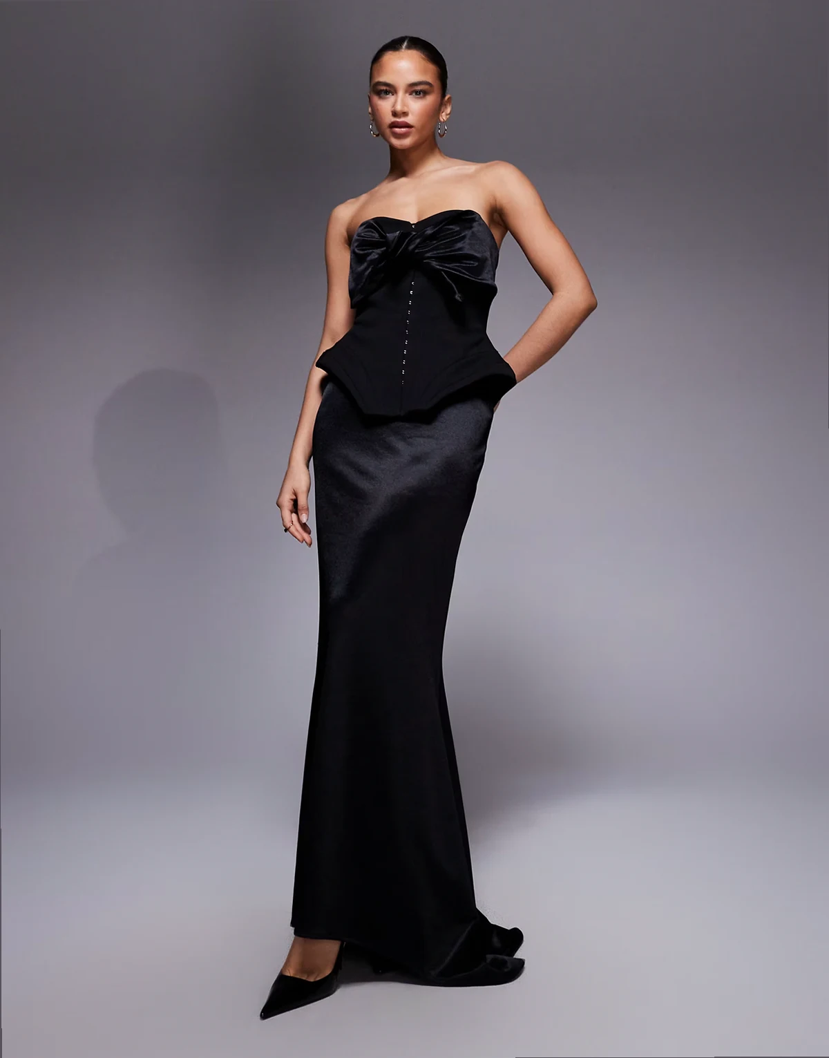 Premium – Czarna sukienka maxi z dekoltem bandeau, węzłem i gorsetową górą