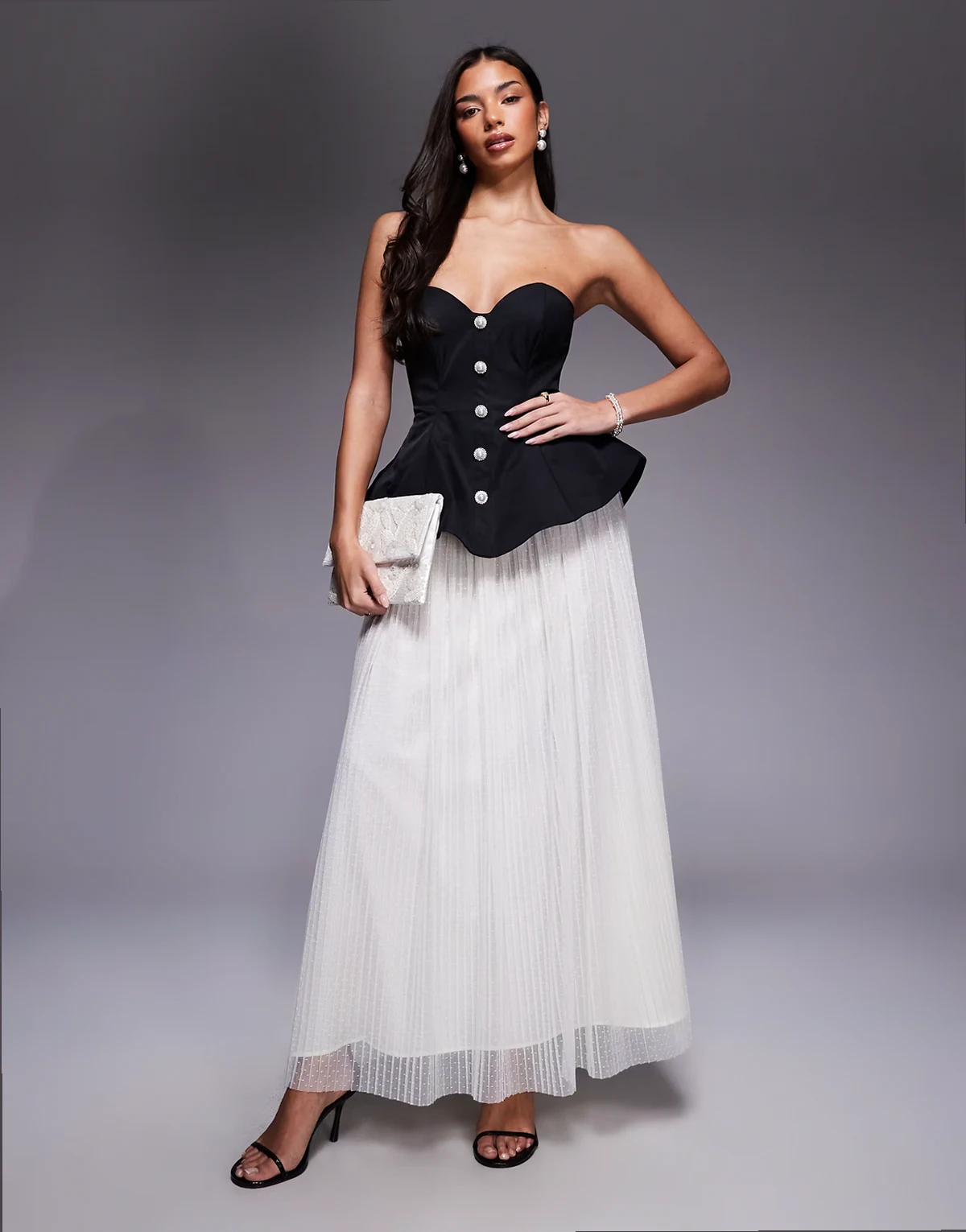 – Czarno-biała sukienka maxi z modelującym topem z dekoltem bandeau i plisowaną siateczkową spódnicą z materiału dobby